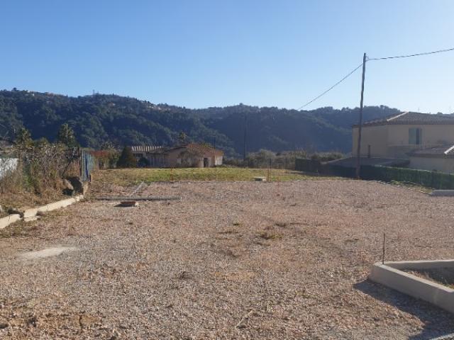 CARROS MAISON AVEC ETAGE DE 115 M2 SUR UN TERRAIN PLAT DE 652 M2